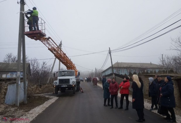 FOTO // Partidul „ȘOR” continuă lucrările de ILUMINARE STRADALĂ a satelor conduse de primarii formațiunii