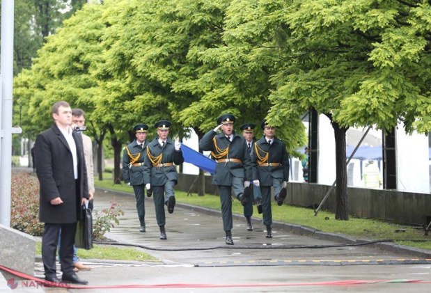 FOTO // Drapelul UE și tricolorul, arborate în fața Guvernului de Ziua Europei