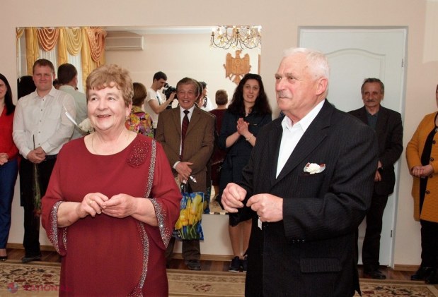 FOTO // Nunta de AUR a unui cuplu MODEL din Ștefan Vodă: A crescut trei copii, iar după moartea fiicei mai mari - și pe cei șase nepoți