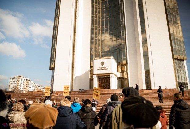 FOTO // „Bani de flori aveți, dar de pensii nu!”. Simpatizanții Partidului „ȘOR” i-a adus flori Maiei Sandu, inclusiv cactuși, pentru „ca să nu cheltuie banii poporului”