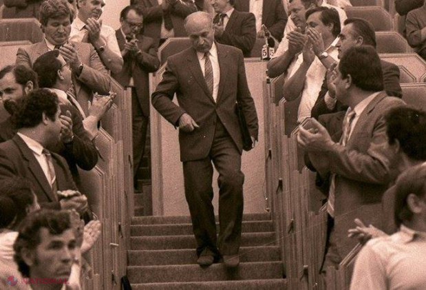 Necrolog al Asociației Istoricilor din R. Moldova, dedicat lui Alexandru Moșanu:  „S-a stins din viaţă un mare PATRIOT al neamului, un lider al Mişcării de Eliberare Naţională a românilor basarabeni, un om de o valoare intelectuală incontestabilă”