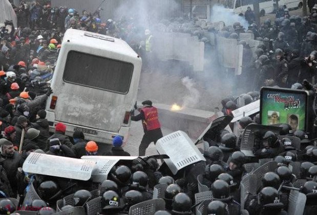 Protestele SÂNGEROASE au continuat întreaga noapte la Kiev