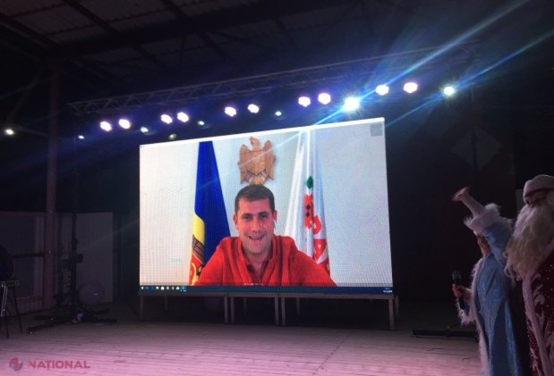 FOTO // Au luat exemplu de la autoritățile din Orhei. La Taraclia a fost inaugurat, cu mare fast, Pomul de Crăciun. Circa 4 000 de persoane au participat la eveniment