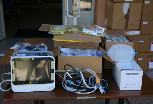 FOTO // Ambasada României a DONAT Spitalului raional din Comrat un lot de echipamente medicale, inclusiv de protecție, pentru combaterea COVID - 19