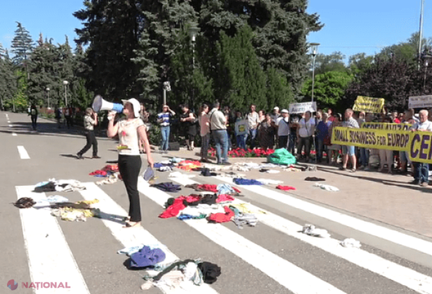 Protest la Guvern. Zeci de oameni și-au aruncat hainele pe jos în fața instituției