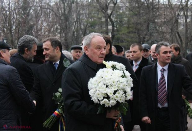 REPORTAJ FOTO // Rând la bustul lui Mihai Eminescu, de ziua lui