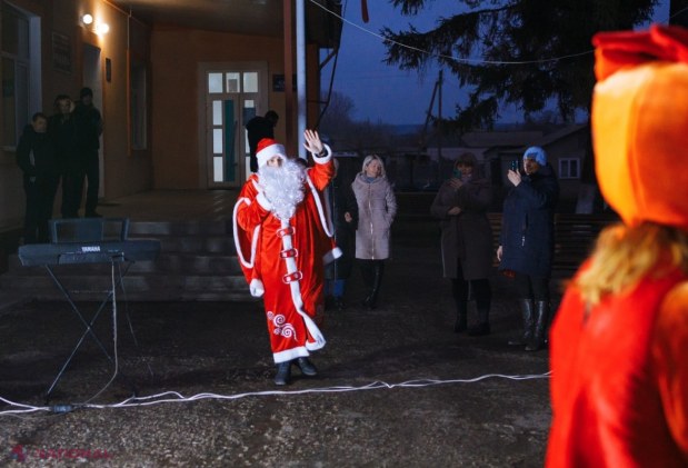 FOTO // Partidul „ȘOR” amenajează Pomi de CRĂCIUN în zeci de localități din R. Moldova