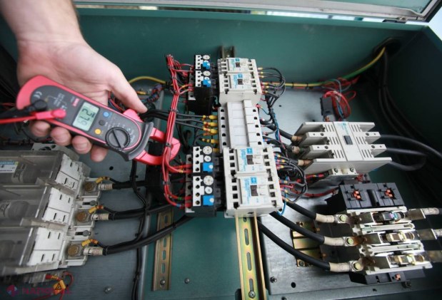 Sute de consumatori din R. Moldova au rămas FĂRĂ energie electrică, după ce hoții au furat uleiul din transformatoare