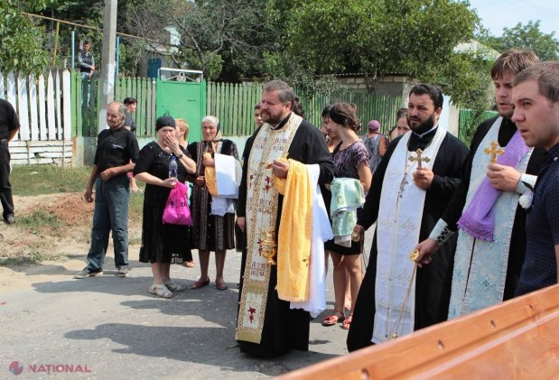 REPORTAJ FOTO // Imagini CUTREMURĂTOARE de la înmormântarea tinerilor din Floreni