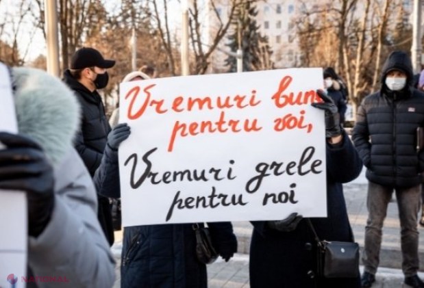 FOTO // Flashmob cu FACTURI la Președinție. Partidul „ȘOR” critică scumpirile fără precedent a gazelor: „Facturile pe care le primim ne îngrozesc. Nu doar pensionarii întâmpină mari dificultăți pentru a le achita