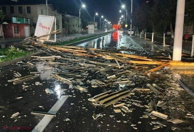 FOTO // Furtuna de seara trecută a provocat mai multe stricăciuni, iar zeci de localități au rămas fără curent electric. Peste 200 de SALVATORI sunt antrenați în lichidarea consecințelor intemperiei
