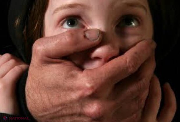 Minore supuse perversiunilor sexuale în preajma liceului în care învăţau 