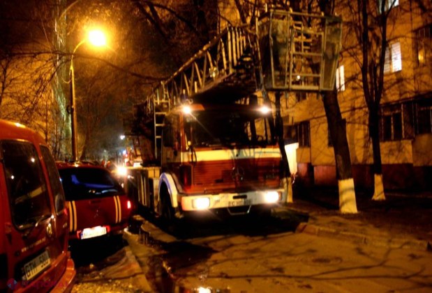 VIDEO // Incendiu într-un bloc de locuit din Chișinău: Un minor a ajuns la spital, iar alte persoane au fost evacuate de urgență