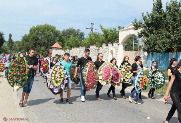 REPORTAJ FOTO // Imagini CUTREMURĂTOARE de la înmormântarea tinerilor din Floreni