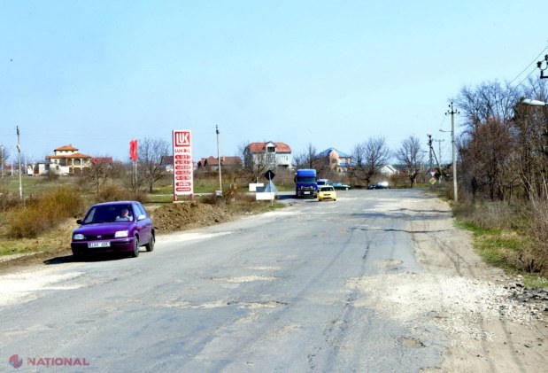 FOTO // Primăria capitalei demarează lucrările de REPARAȚIE a drumului de la intrarea în satul Budești. Codreanu: „Atunci când nu se intervine de 30 de ani…”