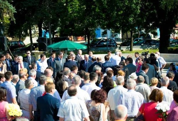 FOTO // Flori și lacrimi în scuarul Gării