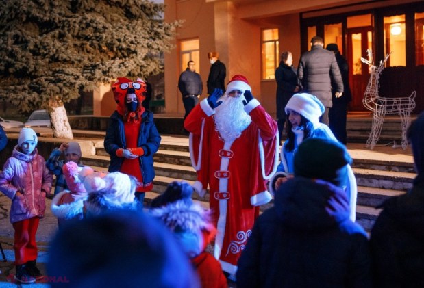 FOTO // Partidul „ȘOR” amenajează Pomi de CRĂCIUN în zeci de localități din R. Moldova
