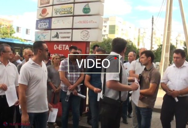 VIDEO // Un grup de veterani ai războiului de la Nistru și cavaleri ai Ordinului „Ștefan cel Mare” pichetează sediul Jurnal TV: „Să înceteze ponegrirea domnitorului”