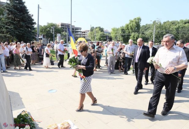 FOTO // Flori în memoria victimelor represiunilor politice
