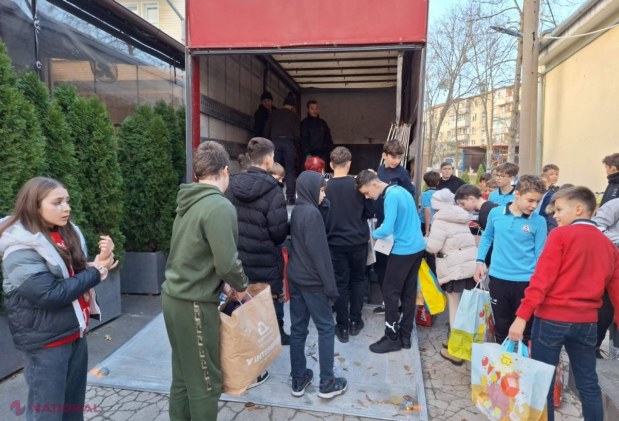 GALERIE FOTO // Elevii Liceului Teoretic „Orizont”, filiala Buiucani, în rol de Moș Nicolae pentru copiii din Vorniceni, raionul Strășeni. Camionul cu DARURI a ajuns la destinație