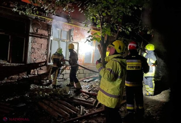 FOTO, VIDEO // INCENDIU de proporții, pe ploaie, în Chișinău: Toţi pompierii din capitală, mobilizaţi la stingerea flăcărilor unei clădiri