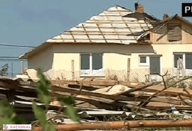 PRĂPĂD la Cotul Morii! Muncitorii curăță fântânile și drumurile, iar localnicii scot apa din case