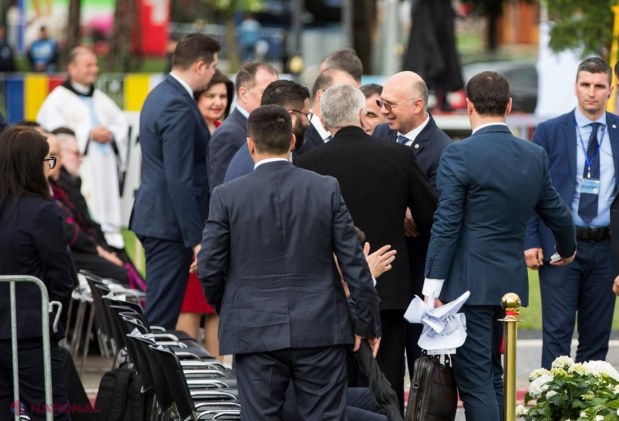 FOTO // Papa Francisc i-a cucerit definitiv pe moldoveni: A recitat din Eminescu şi a salutat mulţimea în limba română. Printre pelerini a fost şi premierul Pavel Filip