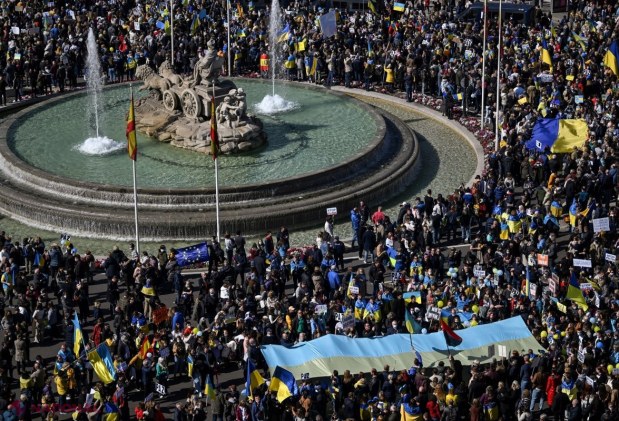 GALERIE FOTO // Toată lumea e DEZLĂNȚUITĂ împotriva lui Putin: Peste 500 000 de oameni au ieșit în stradă la Berlin și l-au comparat cu Hitler: „Putin, hai să derulăm până la partea în care te sinucizi în buncăr”
