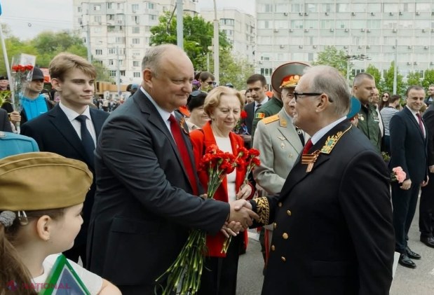 FOTO // Marș cu simboluri interzise și „Katiușa” în centrul Chișinăului: Politicienii proruși, gesturi pe placul lui Vladimir Putin de 9 mai