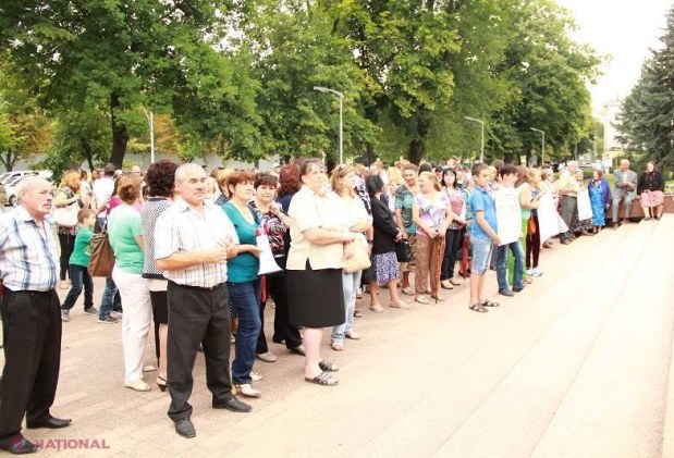 Reportaj FOTO // Trei PROTESTE în fața Parlamentului