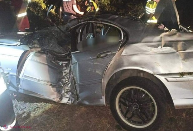 FOTO // Cu BMW-ul direct în copac, la Fălești: Şoferul de 21 de ani a decedat pe loc,  iar pasagerii lui au ajuns în stare gravă la spital 