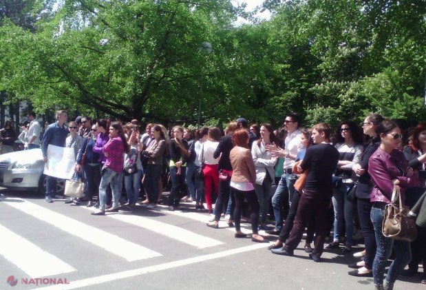Protest la Guvern! Zeci de studenți cer anularea examenelor de stat