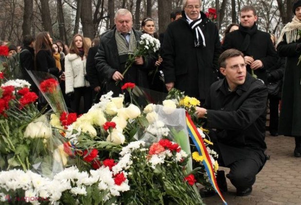 REPORTAJ FOTO // Rând la bustul lui Mihai Eminescu, de ziua lui