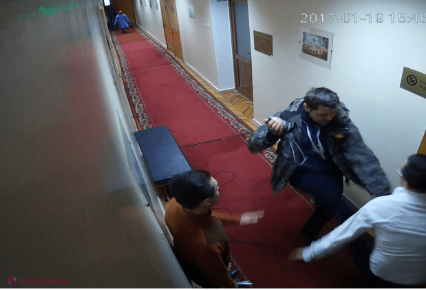 VIDEO // BĂTAIE între un funcționar din Chișinău și un activist civic. Primăria: Vicepretorul s-a ales cu un deget RUPT