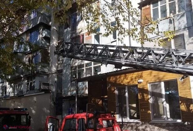 FOTO // Incendiu DEVASTATOR în sectorul Buiucani din Chișinău: Mansarda unui bloc de locuit a fost făcută SCRUM, iar numeroase familii au rămas fără locuințe