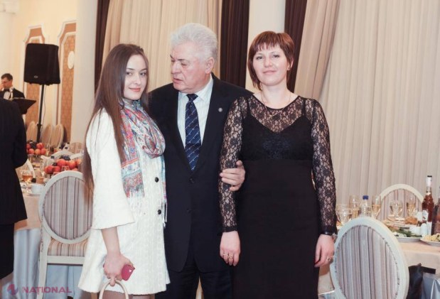 FOTO Deputatul Zagorodnâi, cu o DOMNIŞOARĂ în braţe