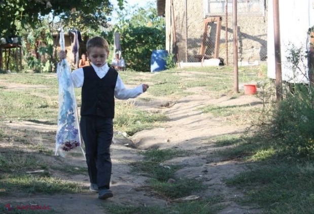 REPORTAJ // 1 septembrie: „Lasă, Ionel, că te îmbracă mama frumos și o să fii și tu în rând cu ceilalți copii”
