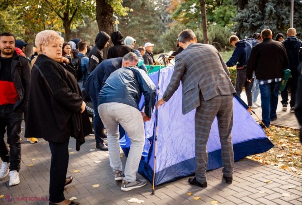 FOTO // Protestul de la Parlament crește în intensitate. „Peste 200 de corturi sunt deja în Orășelul Schimbării”