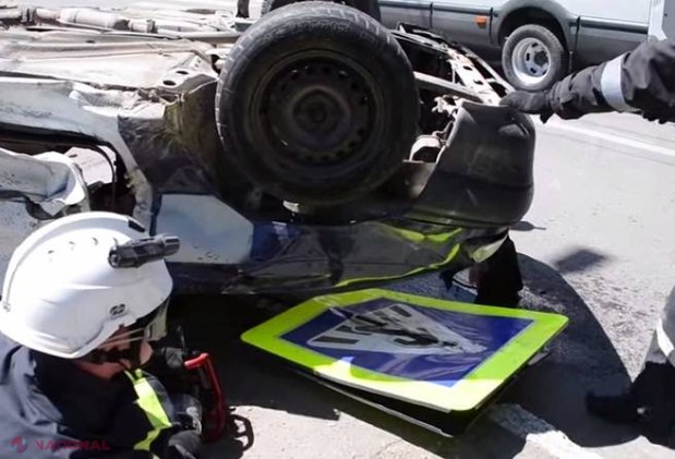 Video // ACCIDENT la Bălți. O mașină s-a RĂSTURNAT