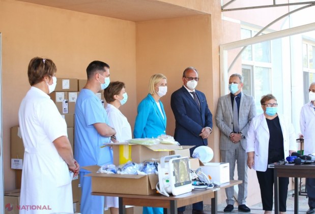 FOTO // Ambasada României a DONAT Spitalului raional din Comrat un lot de echipamente medicale, inclusiv de protecție, pentru combaterea COVID - 19