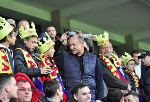 FOTO // Premierul Streleț a evitat tribuna VIP la meciul dintre Moldova – Rusia. Vezi alături de cine a urmărit partida