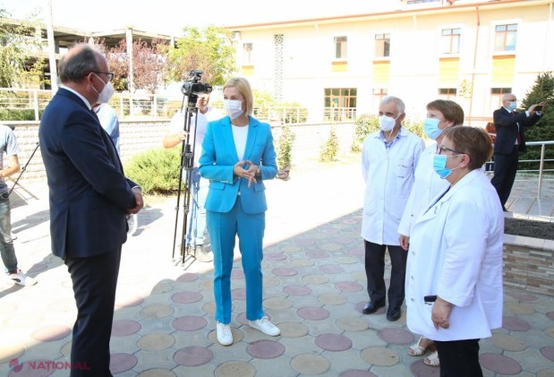 FOTO // Ambasada României a DONAT Spitalului raional din Comrat un lot de echipamente medicale, inclusiv de protecție, pentru combaterea COVID - 19