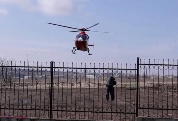 VIDEO // URGENȚĂ la Soroca. Un elicopter a ATERIZAT în mijlocul șoselei