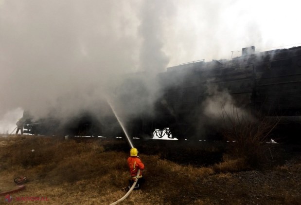VIDEO // Tren ÎN FLĂCĂRI, la Ungheni: Două locomotive au ars