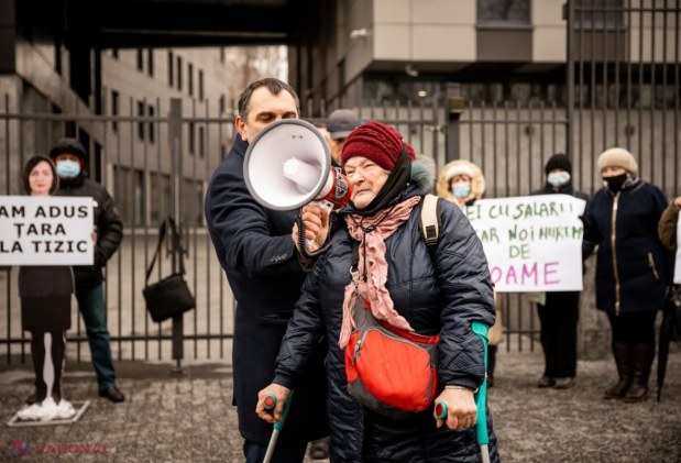 FOTO // Maia Sandu și Igor Grosu, HUIDUIȚI în fața „Moldovagaz”, la o acțiune de protest organizată de Partidul „ȘOR”. Nu au scăpat nici șefii de la „Moldovagaz”, care „se scaldă în salarii grase”