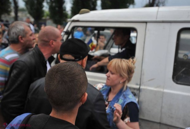 REPORTAJ FOTO // Vânzătorii de la piaţa „Calea Basarabiei”, la proteste: Au spart parbrizul unui microbuz
