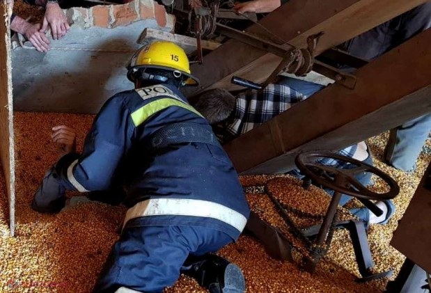 VIDEO // Un perete al unui depozit de cereale din Găgăuzia a căzut peste un bărbat și l-a acoperit cu boabe de porumb: Operațiunea salvatorilor
