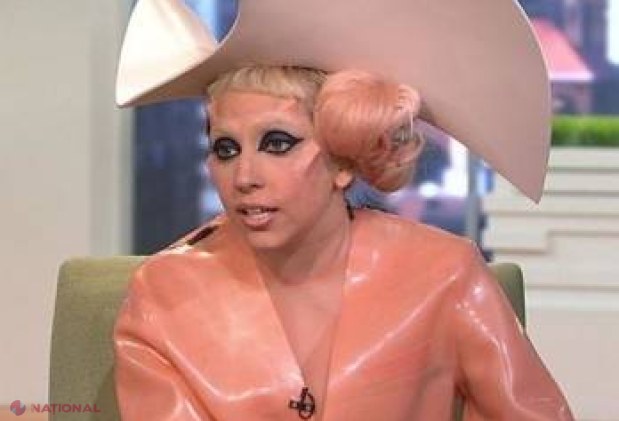 Lady Gaga s-a îmbrăcat într-un prezervativ cât ea de mare / FOTO
