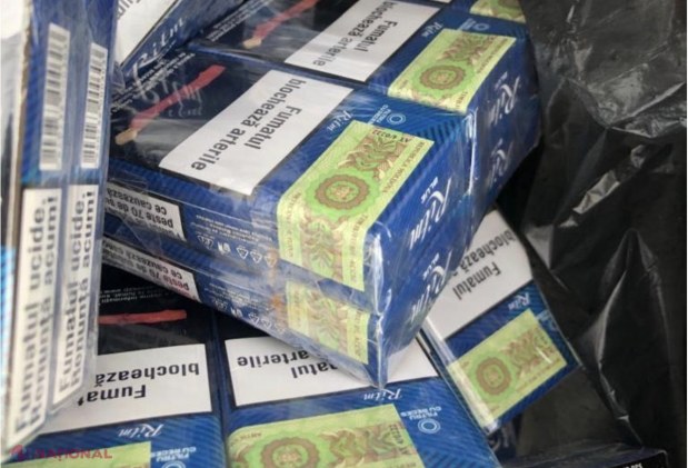 FOTO // Mii de pachete cu țigări, ascunse în tavanul unei remorci care urma să iasă din R. Moldova: Șoferul este cercetat penal și a rămas fără mărfurile de contrabandă și fără remorcă
