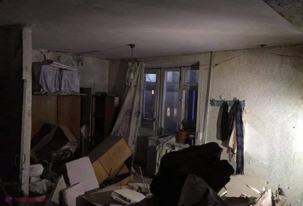FOTO // EXPLOZIE într-un bloc de locuit de la Botanica: Doi copii, inclusiv un bebeluș de un an, și o femeie au ajuns la spital. Toate geamurile și ușile de la primul până la ultimul etaj au fost sparte